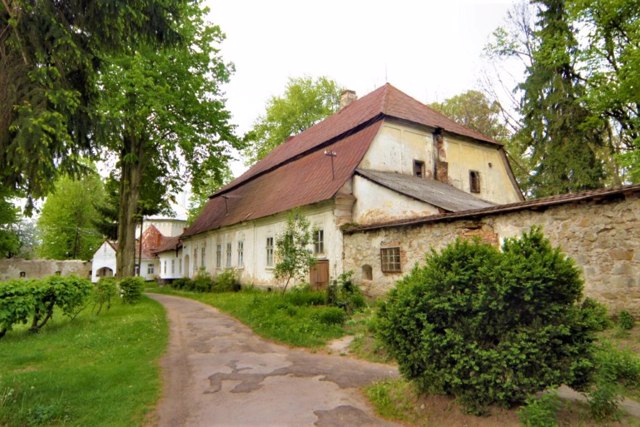 Dovhe Castle