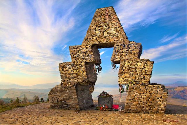 Veretskyi Pass, Nyzhni Vorota