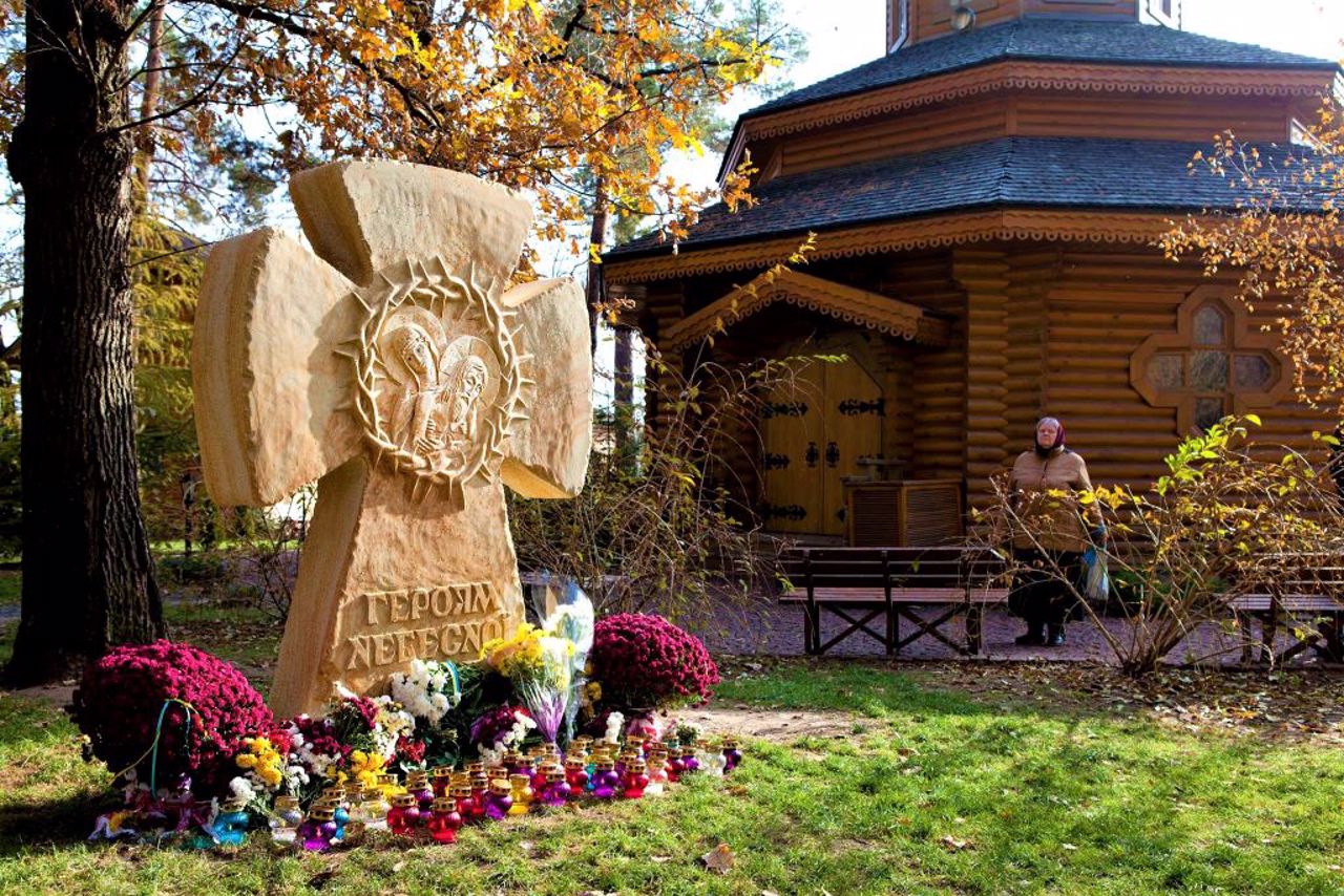 Храм Димитрия Солунского, Бузова