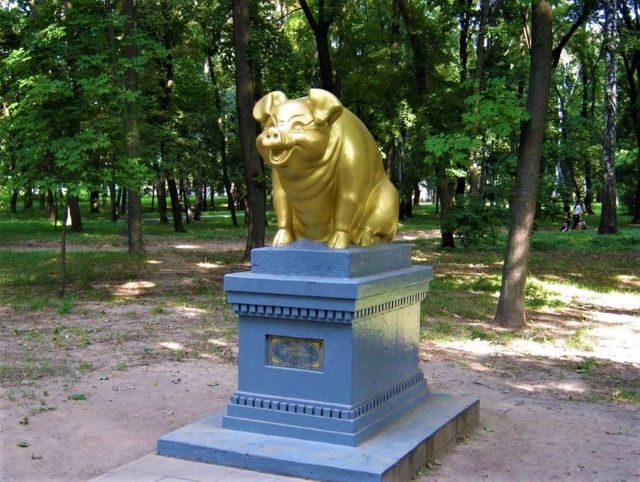 Памятник свинье, Ромны