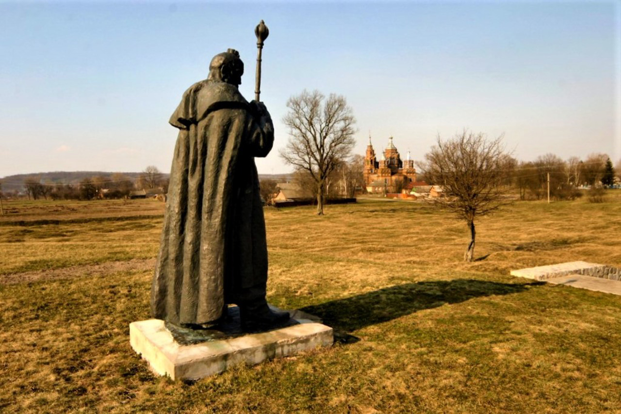 Petro Kalnyshevsky Monument, Pustoviitivka