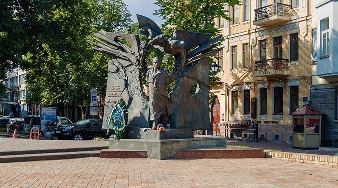 Пам'ятник В'ячеславу Чорноволу, Київ