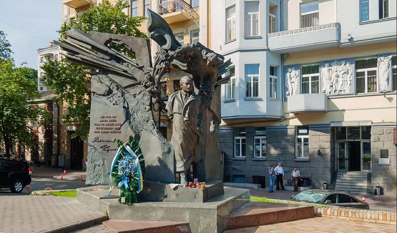 Vyacheslav Chornovil Monument, Kyiv