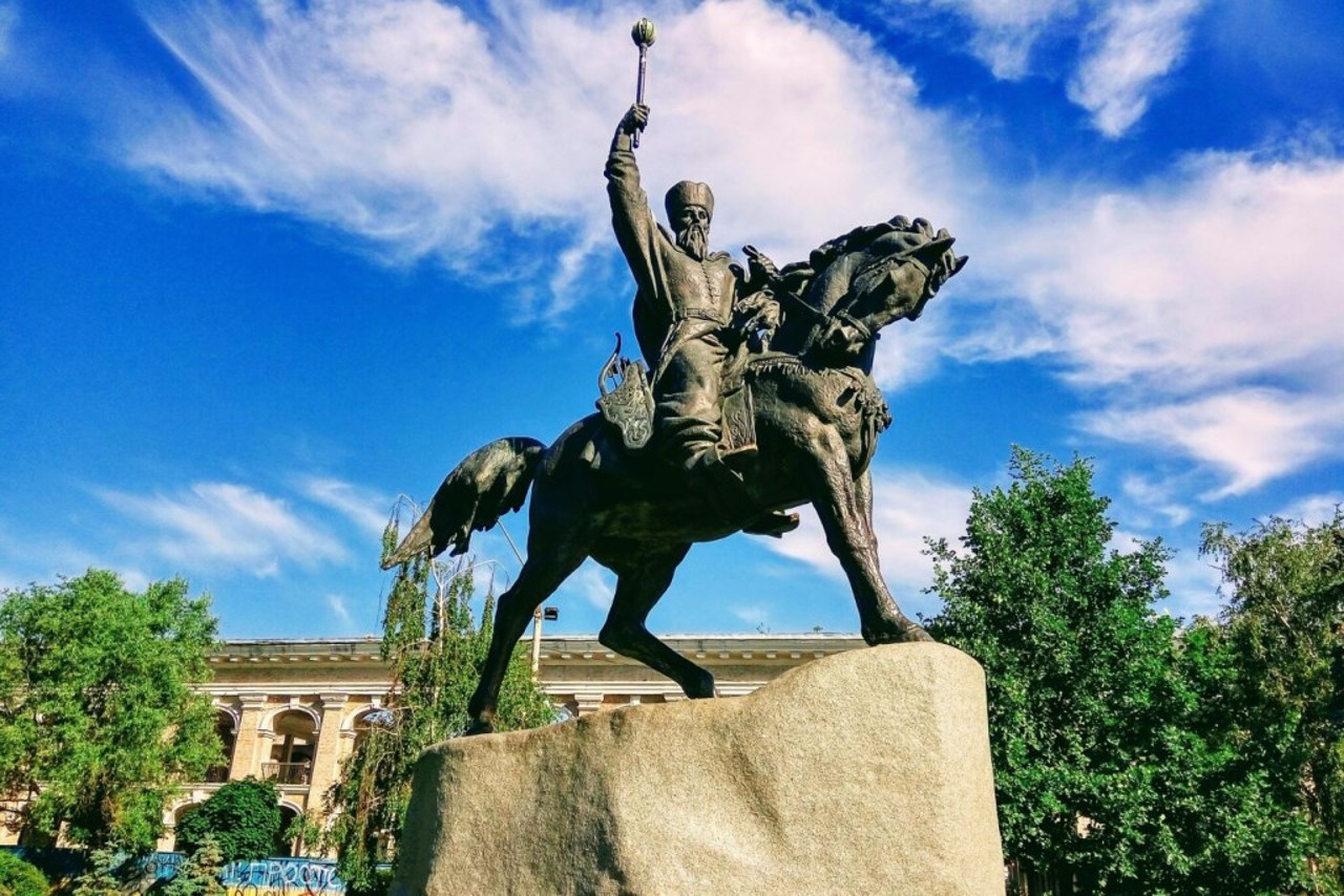 Petro Sahaydachny Monument, Kyiv