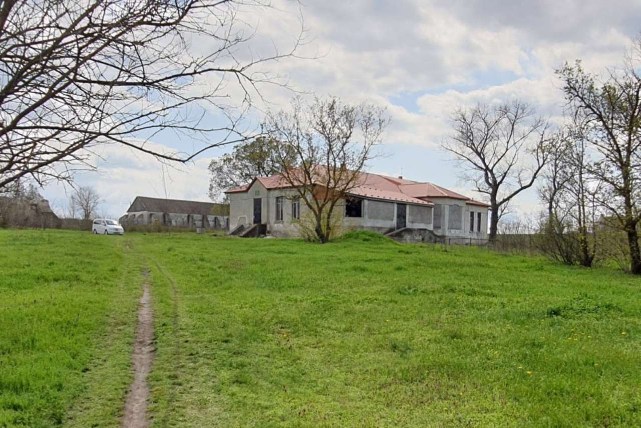 Tropiny Estate, Shchaslyve