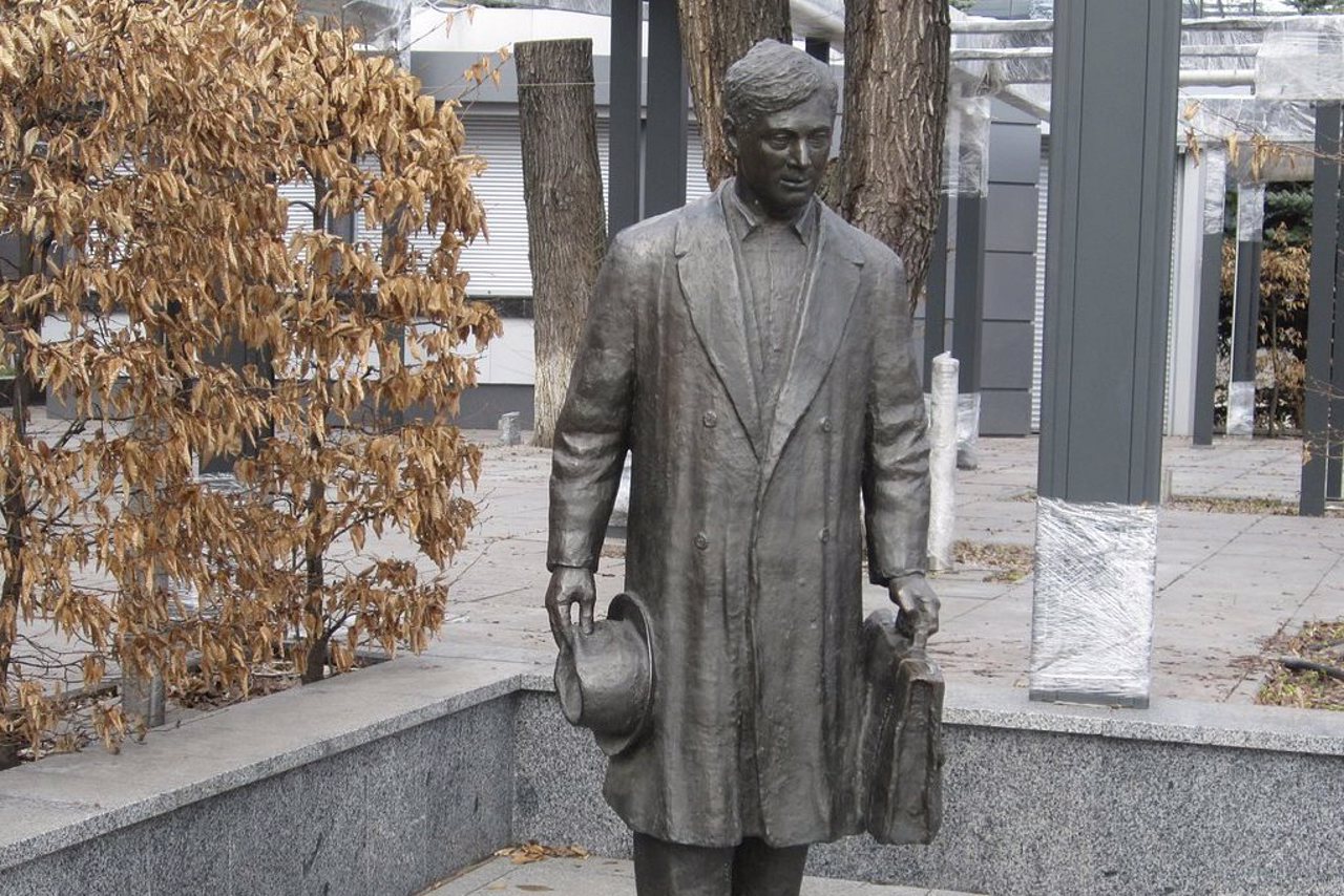 Памятник страховому агенту, Донецк