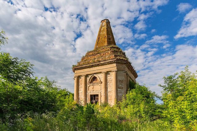 Tomb church of Pidhorskys (Ziggurat), Antoniv
