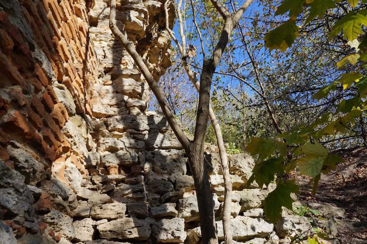 Ruins of Vyshnevetsky Castle, Taikury