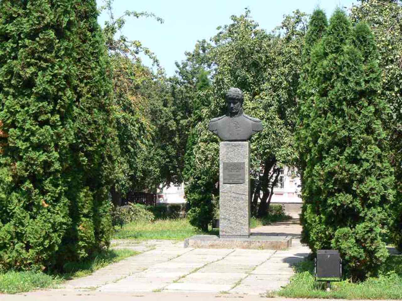 Monument to Yuri Lysyanskyi, Nizhyn