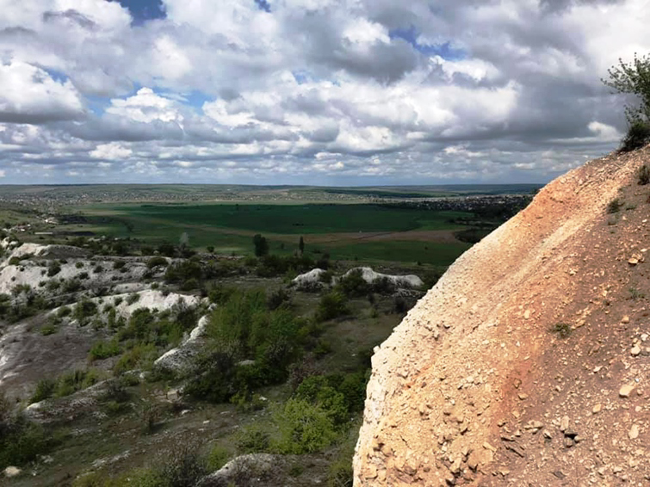Гора Карачун, Суханівка