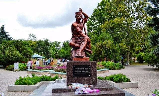 Ashyk Omer Monument, Yevpatoriia