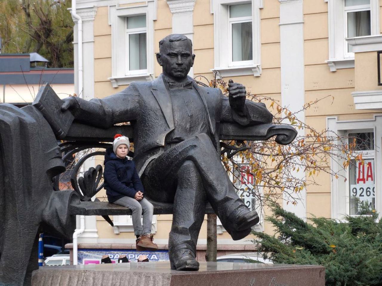 Памятник Уласу Самчуку, Ровно