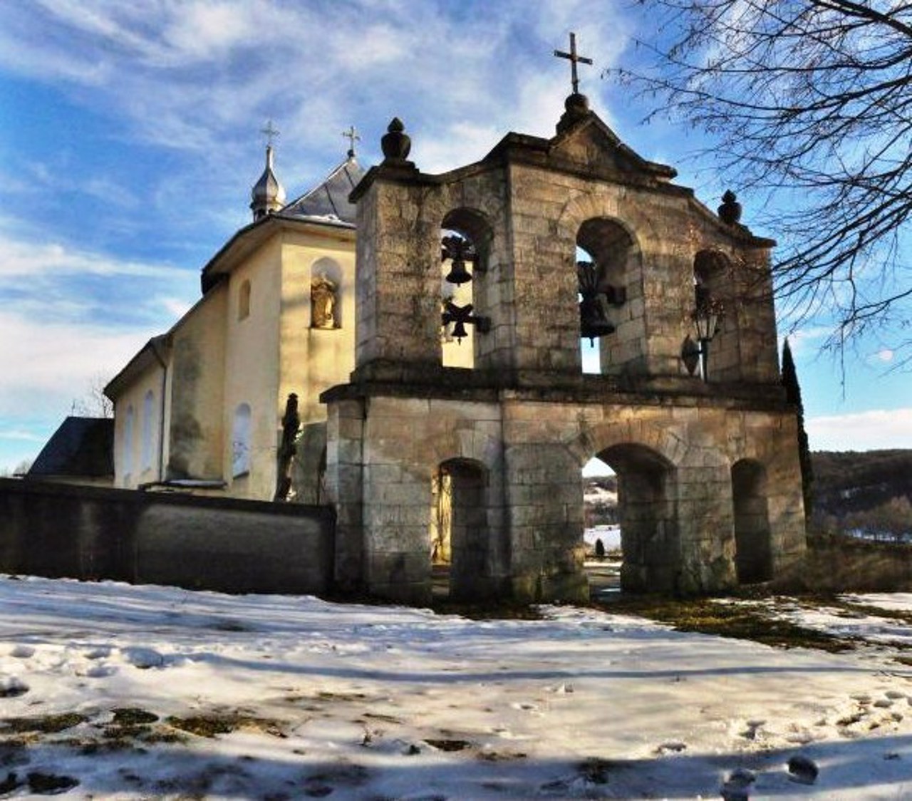 Церковь Ивана Златоустого, Поляна