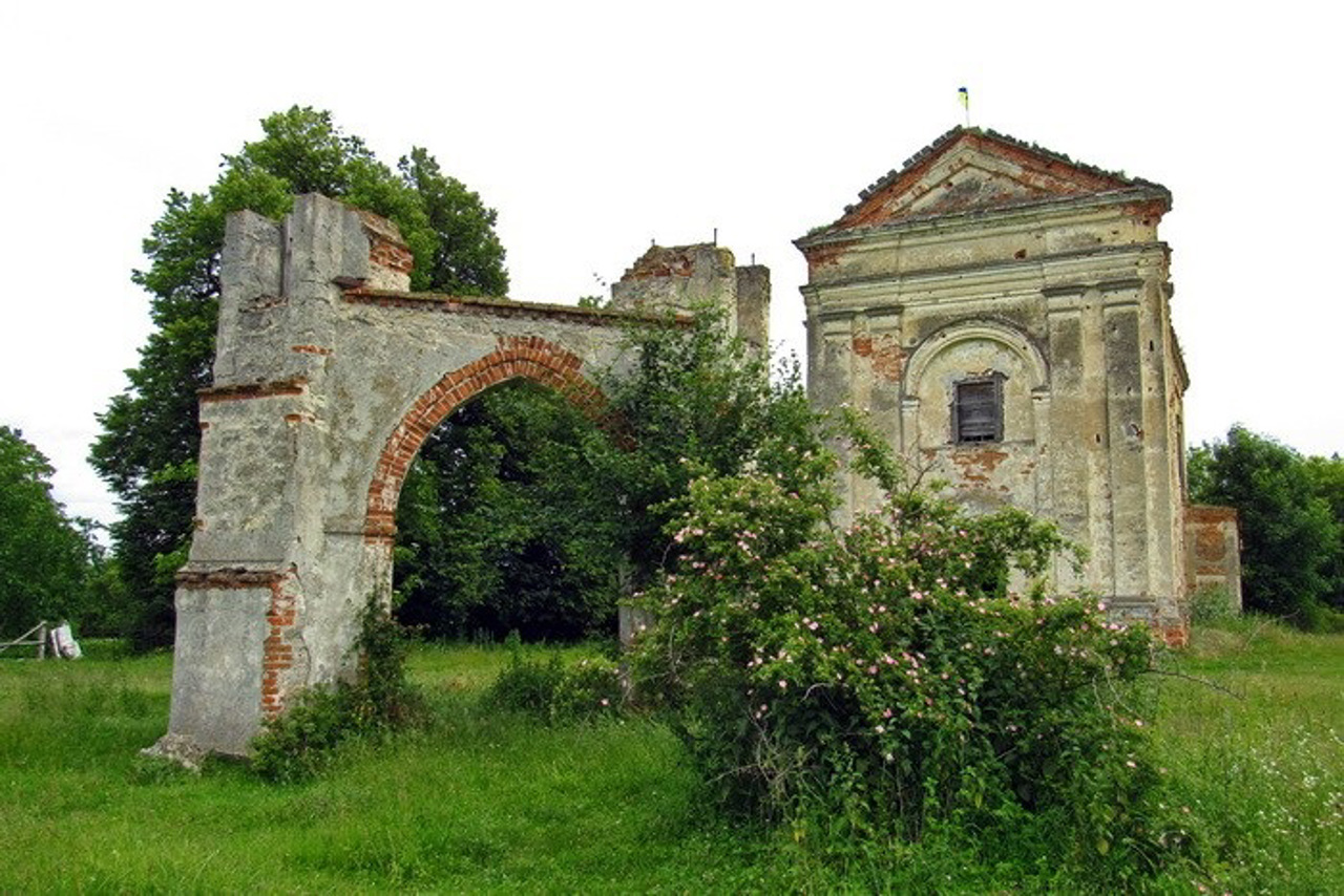 Костел Святої Трійці, Маньківці