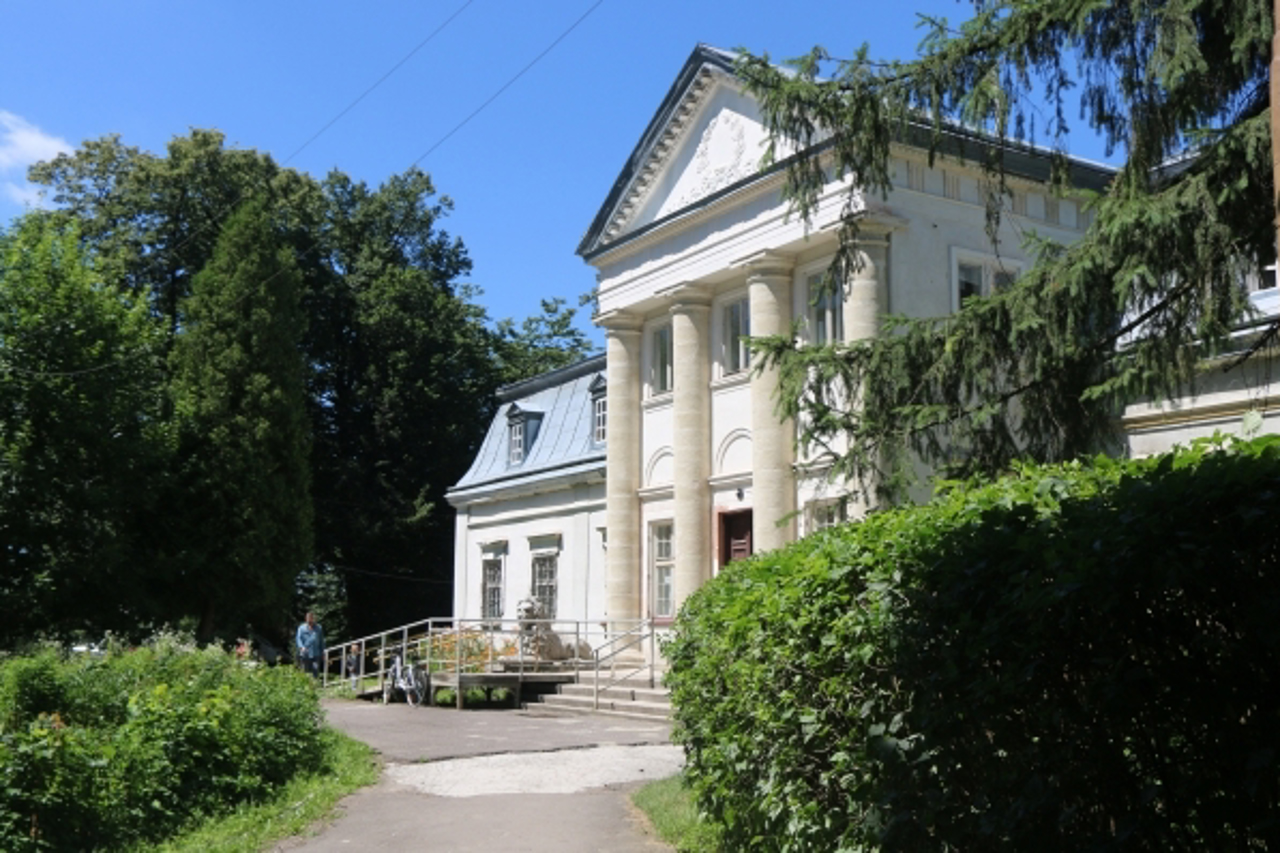 House with Lions, Pustomyty