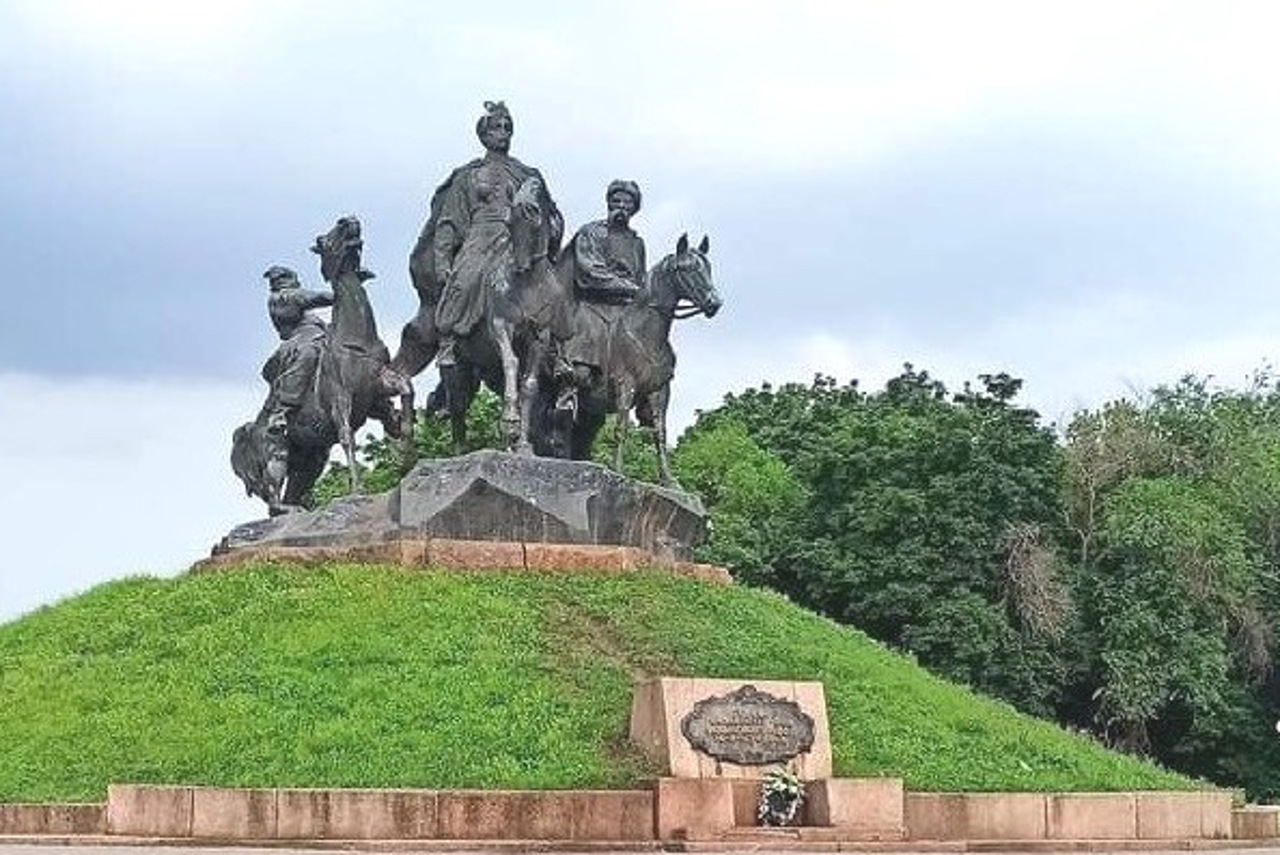 Heroes of Liberation War Monument, Zhovti Vody