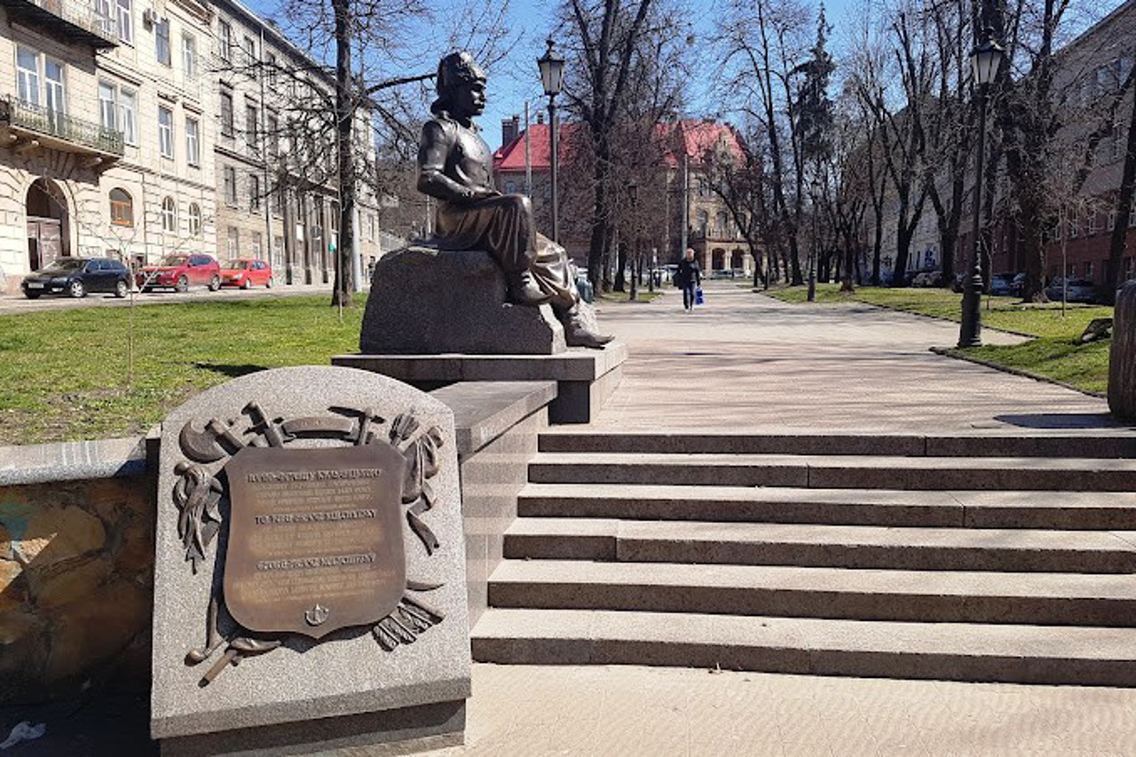 Yuriy Kulchytskyi Monument, Lviv