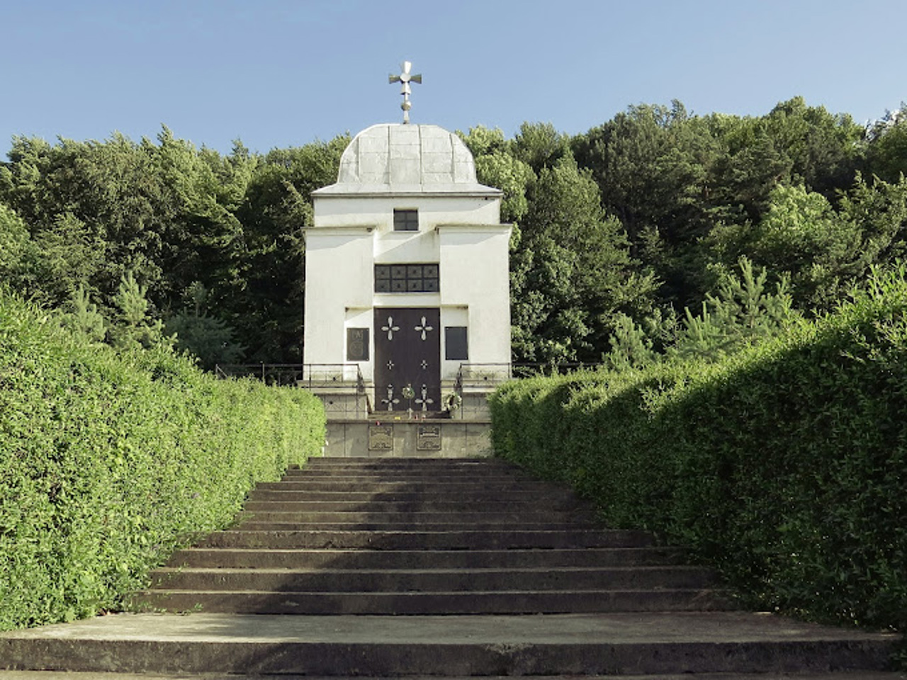 Меморіал дивізії "Галичина", Червоне