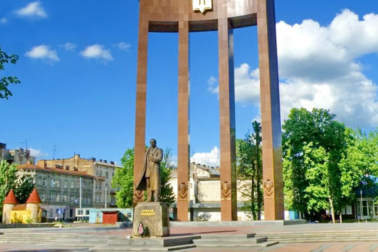 Памятник Степану Бандере, Львов