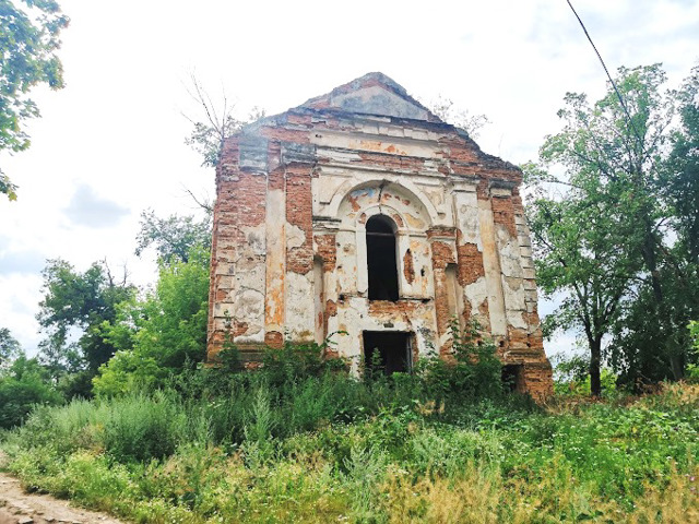 Костел Святої Трійці, Топори