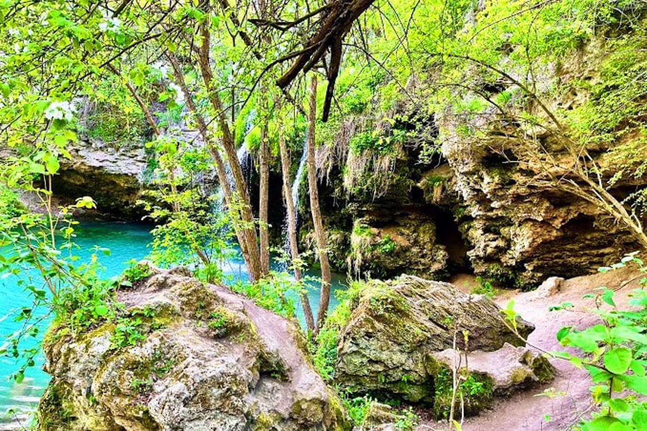 Burbun Waterfall, Lysets