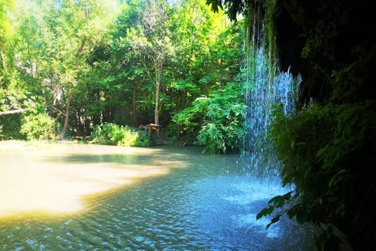 Burbun Waterfall, Lysets