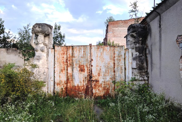 Брама з каріатидами, Маків