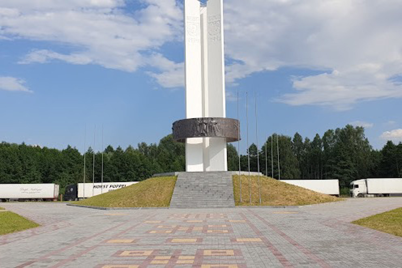 Монумент "Три сестри", Сеньківка