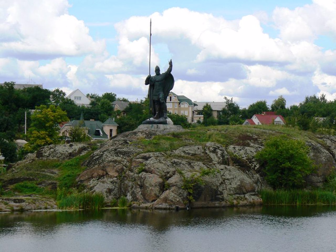 Памятник Росичу, Корсунь-Шевченковский