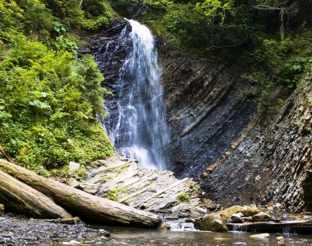 Zhenetskyi Huk Waterfall, Mykulychyn