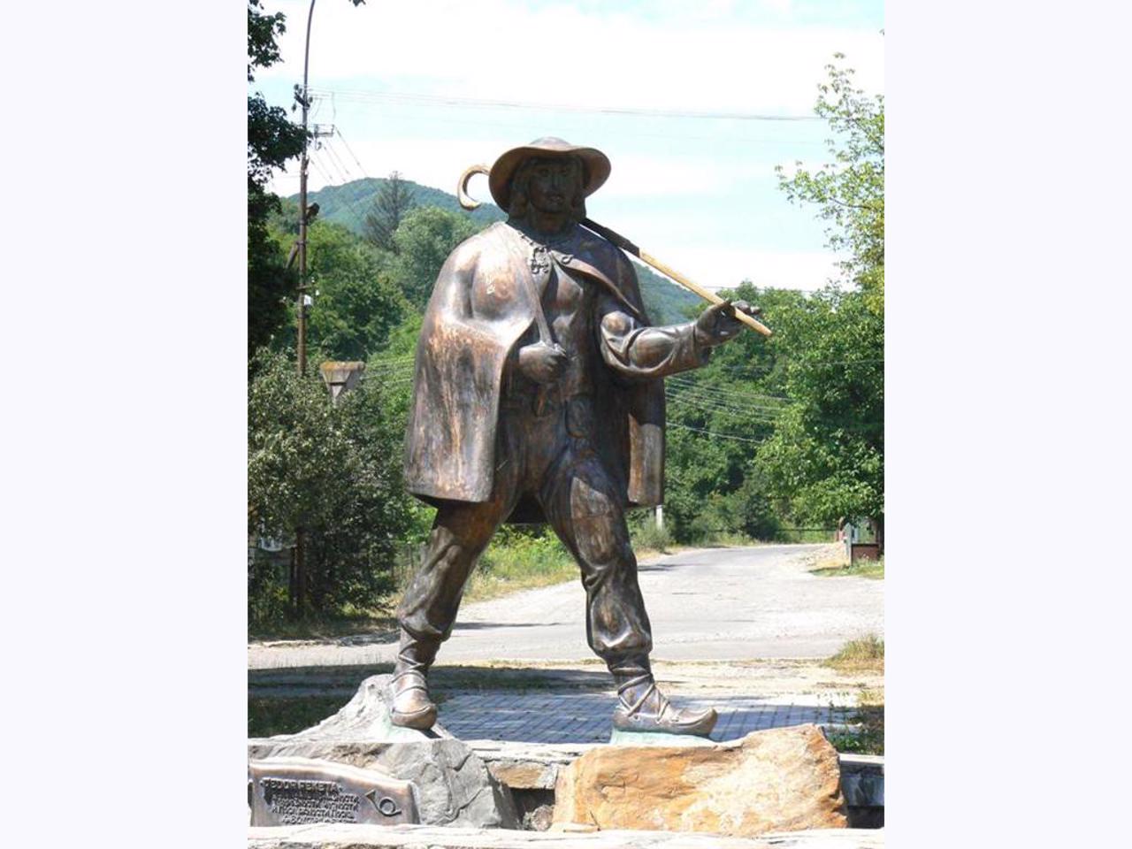 Monument to postman, Perechyn