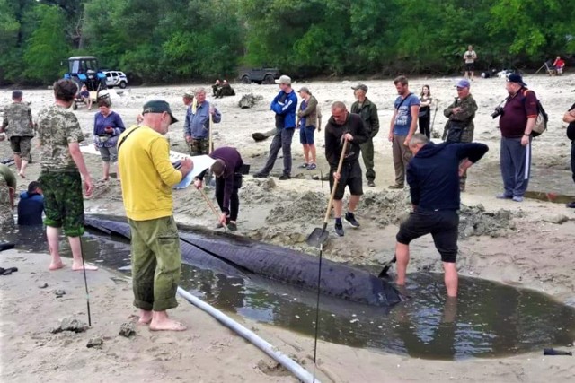 У Запоріжжі виявили дубовий довбаний човен, вік якого може сягати понад 1000 років