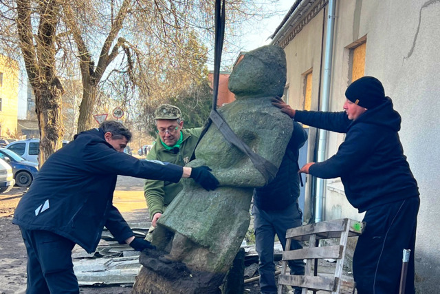 Кам'яних баб із Новомиколаївки врятували з-під російських обстрілів