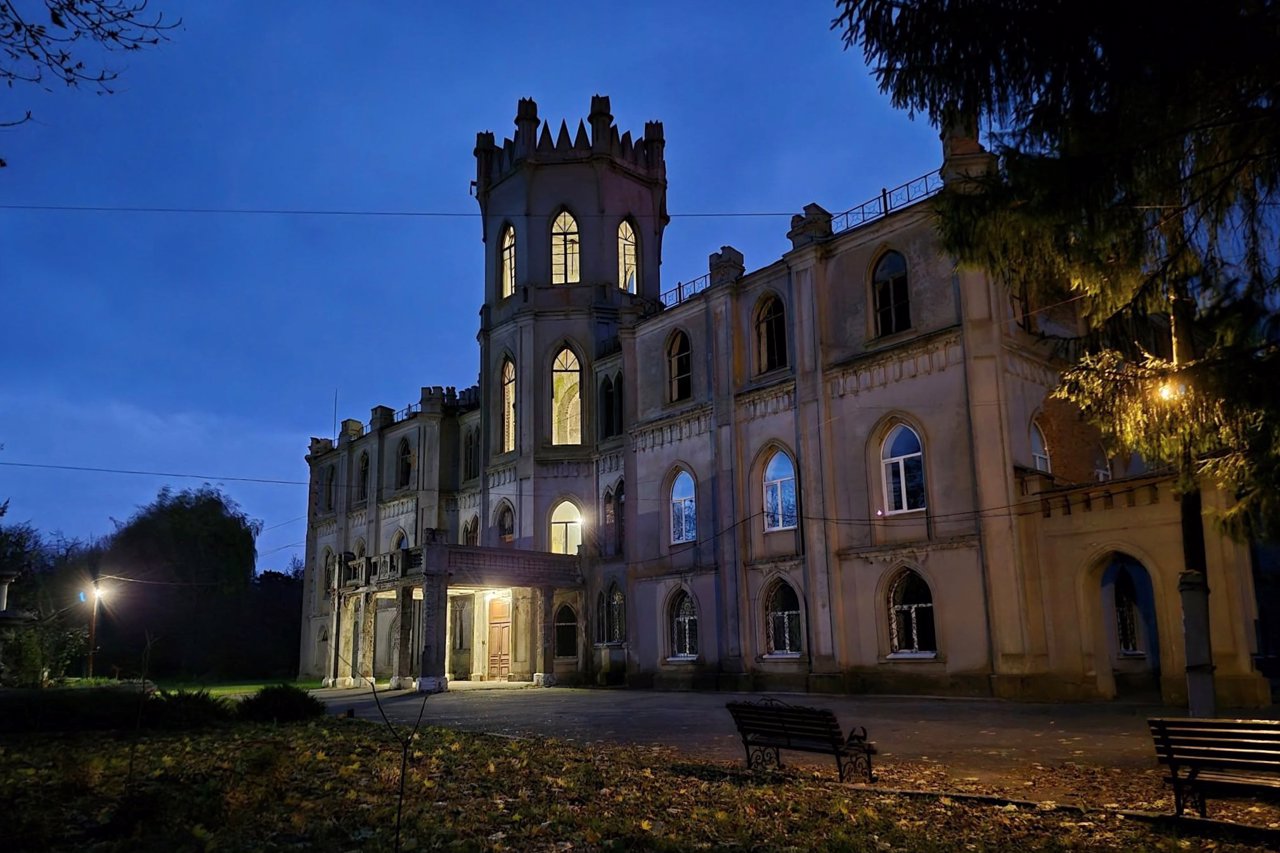 Палац Ґрохольських-Терещенків у Червоному отримав нічну підсвітку
