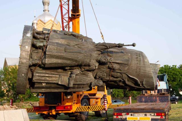 На Київщині демонтували пам'ятник Переяславській раді