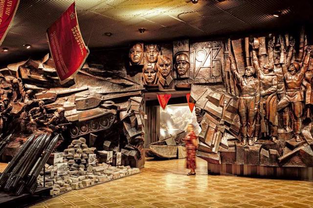 З музею Другій світовій війні приберуть радянські барельєфи