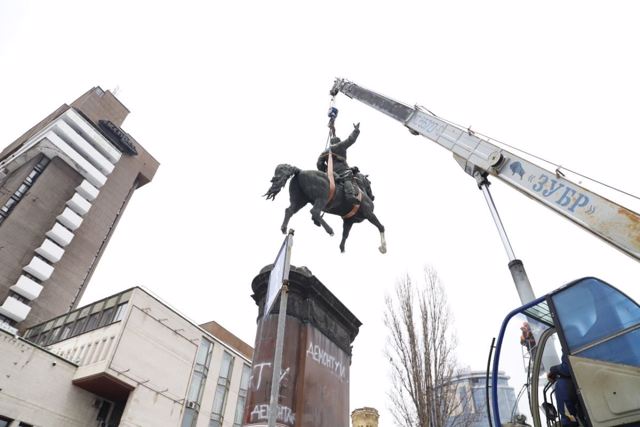 У Києві демонтували пам’ятник Миколі Щорсу