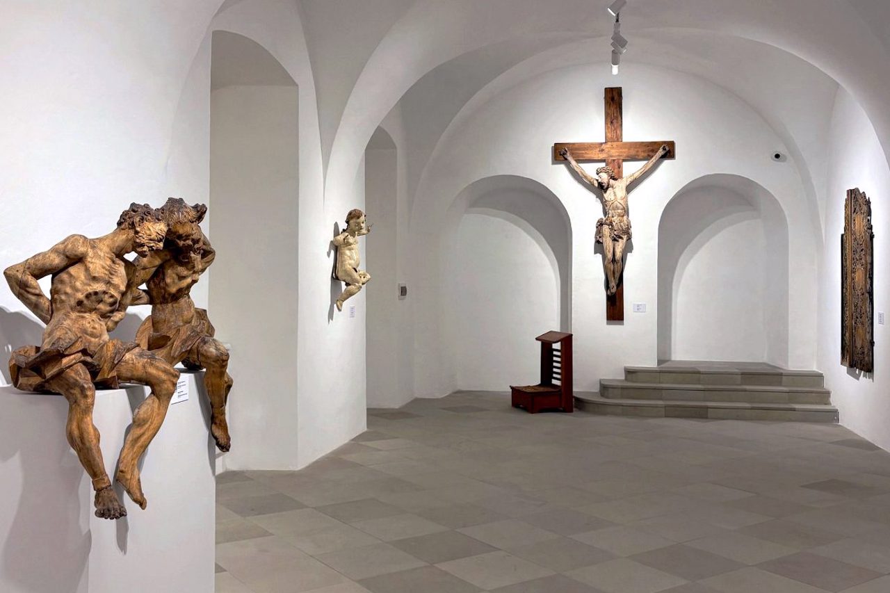 У Жовківському замку відкрили експозицію сакральної скульптури