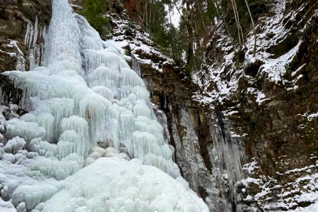 Манявський водоспад у Карпатах перетворився на крижане диво