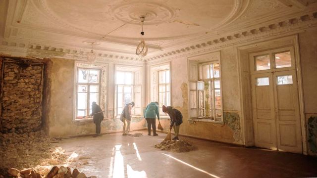 Волонтери прибирають палац Щеньовських в Носиківці на Вінничині